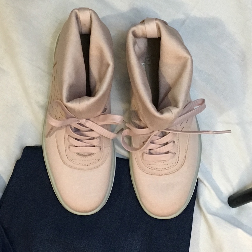 🌵UGG Ankle Boot Islay Super Soft Leather Sneaker Sz 5 - Picture 4 of 7